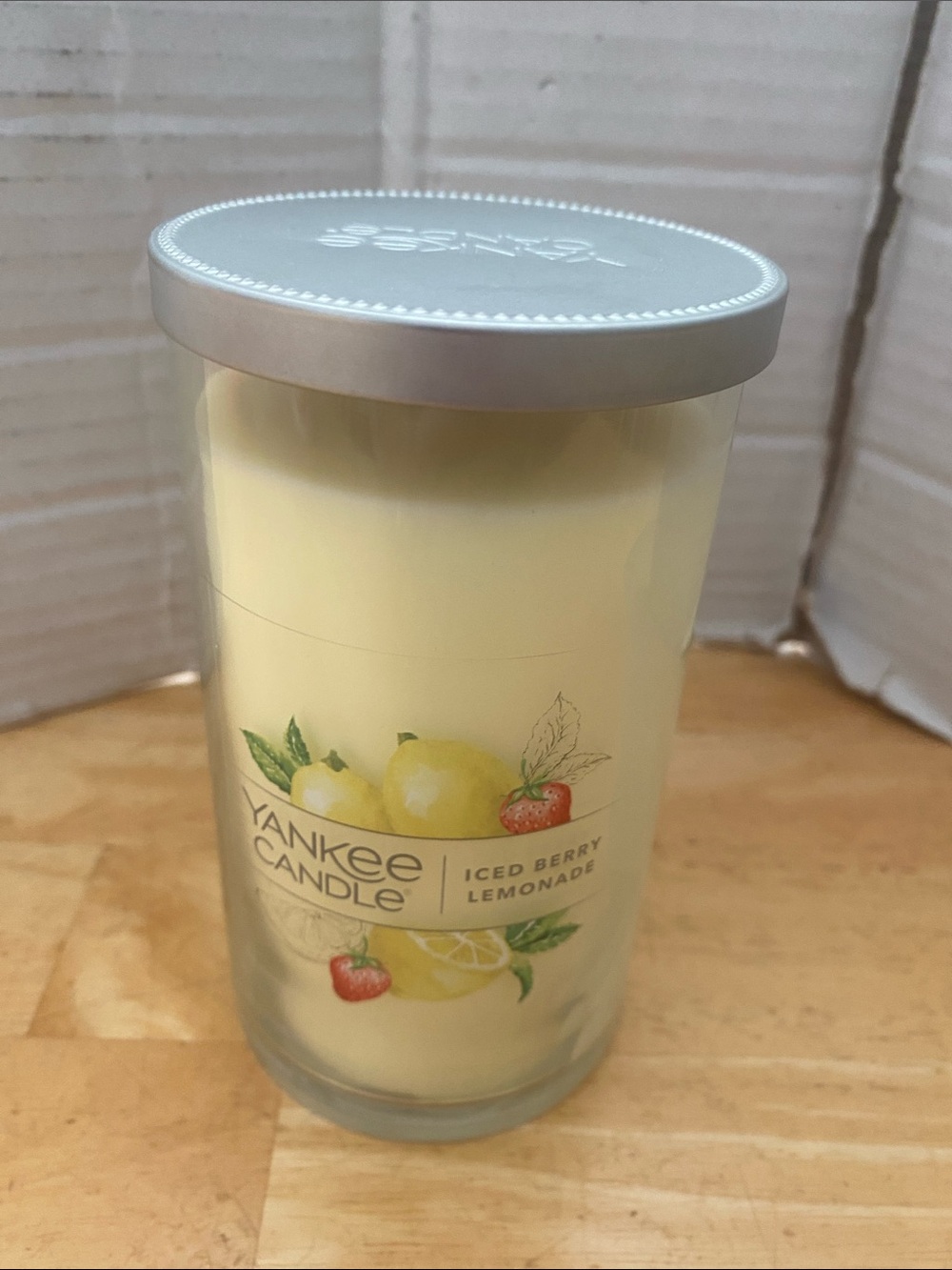 Yankee Candle Iced Berry Lemonade Jar Candle NWT 14.25 oz smells amazing - Picture 3 of 5